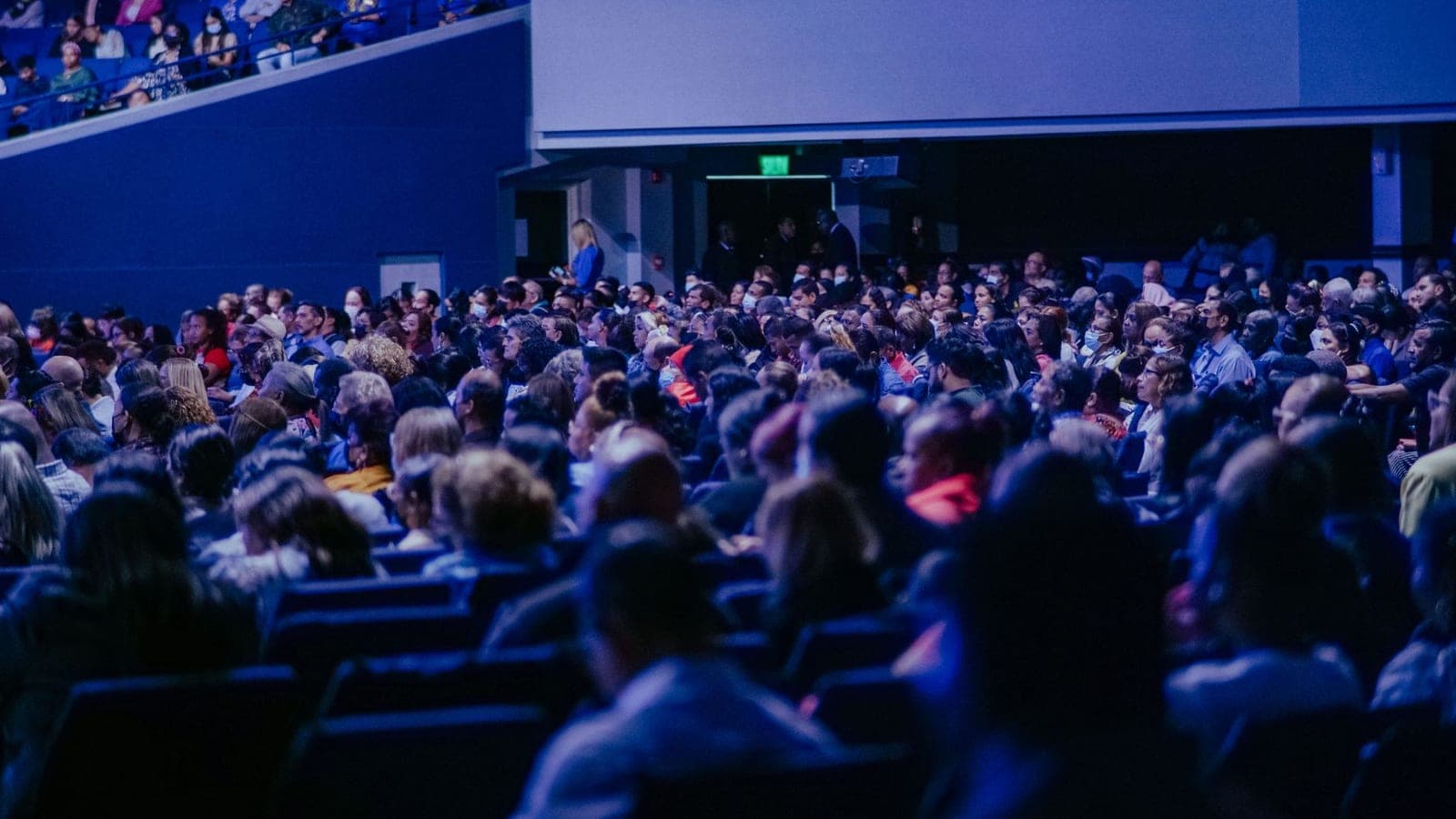 ¿Cómo vender entradas para conferencias híbridas?