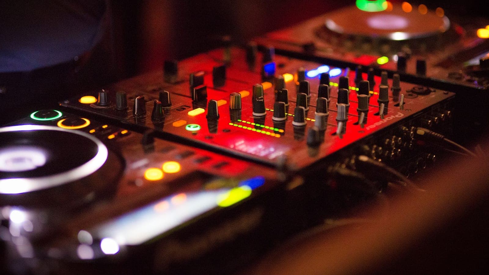 AlphaTheta admite una vulnerabilidad en PRO DJ LINK y su lista de parches deja fuera a las cabinas más antiguas