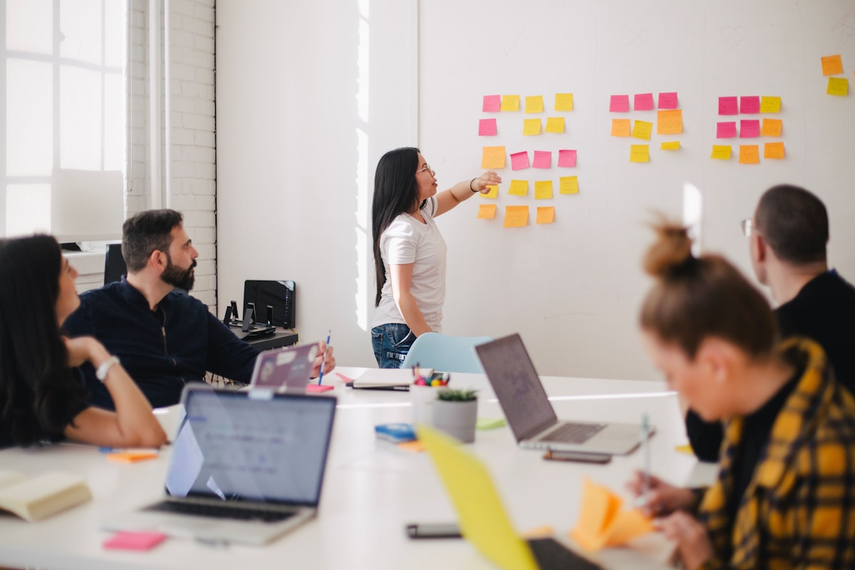 Equipo de promotor de eventos planificando estrategia de comunicación y lanzamiento de venta de entradas